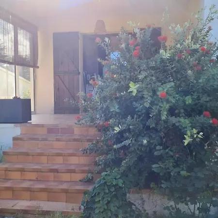 A Quelques Pas De La *