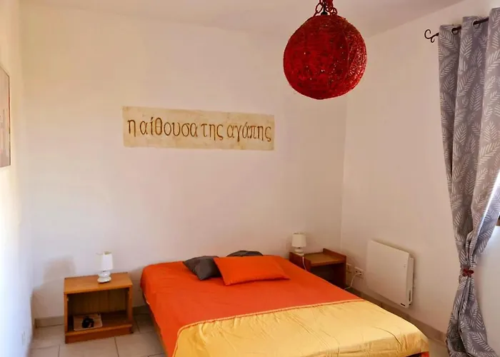 A Quelques Pas De La *